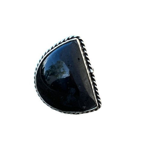 496 - AN ORNATE SILVER RING SET WITH A BLACK STONE