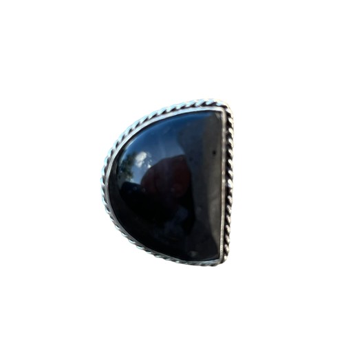 496 - AN ORNATE SILVER RING SET WITH A BLACK STONE