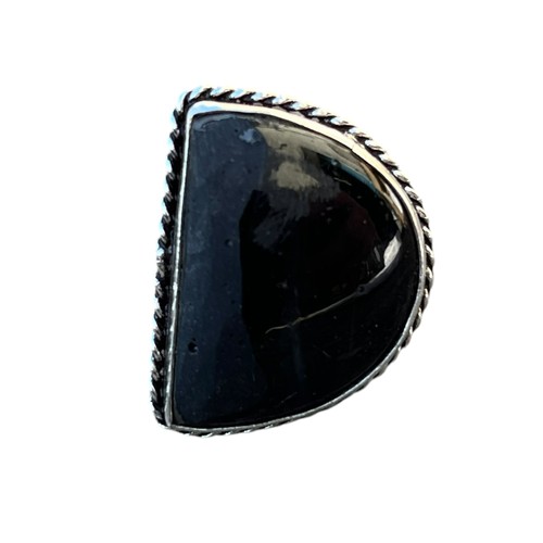 496 - AN ORNATE SILVER RING SET WITH A BLACK STONE