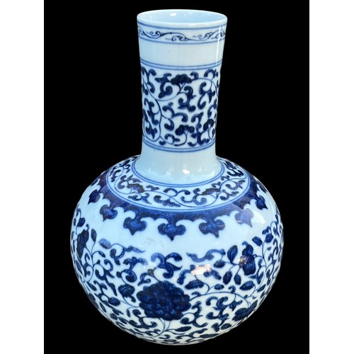 498 - AN ORIENTAL BLUE AND WHITE VASE WITH MARKINGS TO BASE