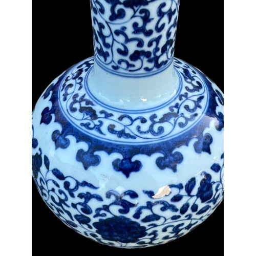 498 - AN ORIENTAL BLUE AND WHITE VASE WITH MARKINGS TO BASE