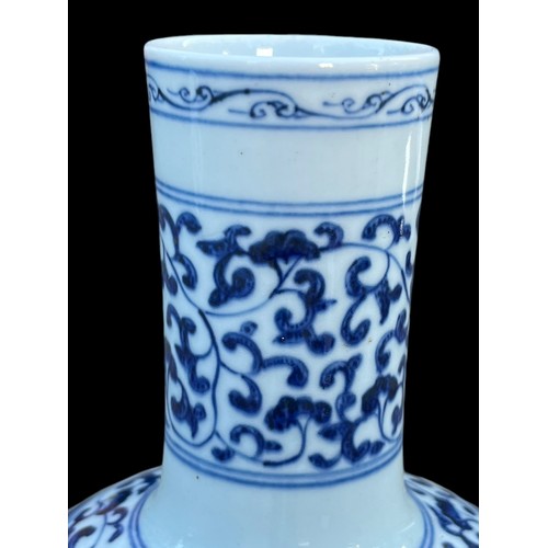 498 - AN ORIENTAL BLUE AND WHITE VASE WITH MARKINGS TO BASE