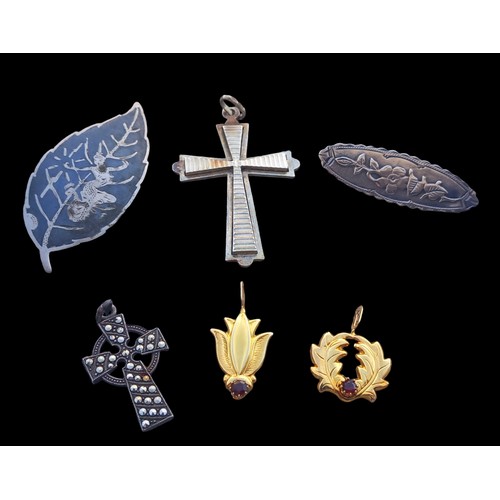 499 - 2 SILVER BROOCH, 2 SILVER CROSS & 2 GILDED SILVER PENDANTS