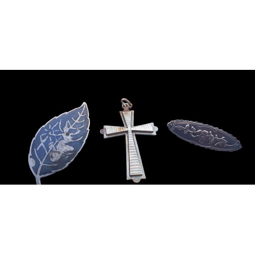 499 - 2 SILVER BROOCH, 2 SILVER CROSS & 2 GILDED SILVER PENDANTS