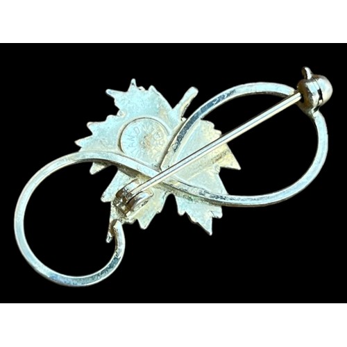 506 - A STERLING SILVER LEAF AND HOOP DESIGN BROOCH