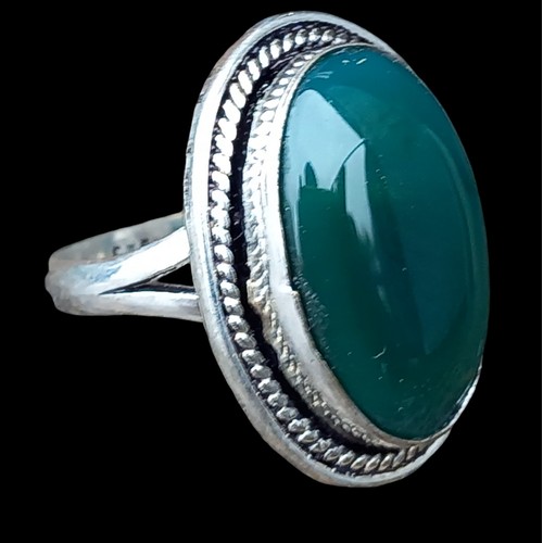 518 - A LARGE ORNATE SILVER RING SET WITH A LARGE GREEN STONE