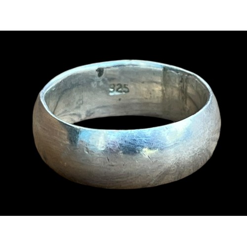 536 - A HEAVY SILVER BAND 7.3grm