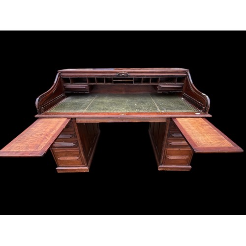 479 - A BEAUTIFUL ANTIQUE OAK ROLL TOP DESK OF LARGE PROPORTIONS WITH DEEP DRAWERS IN GOOD CONDITION MEASU... 