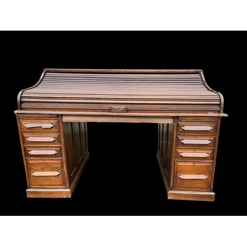 479 - A BEAUTIFUL ANTIQUE OAK ROLL TOP DESK OF LARGE PROPORTIONS WITH DEEP DRAWERS IN GOOD CONDITION MEASU... 