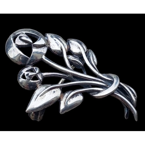 216 - A SILVER FLORAL BROOCH