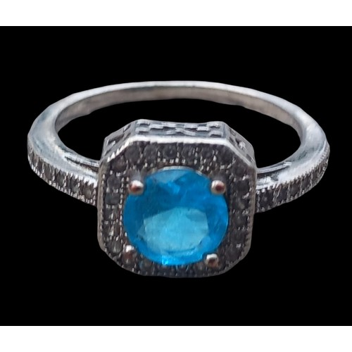 226 - A SILVER GEM SET RING WITH A BLUE STONE