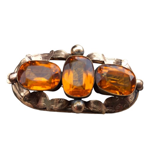 234 - AN EDWARDIAN 3 STONE TOPAZ BROOCH SET IN A YELLOW METAL MOUNT