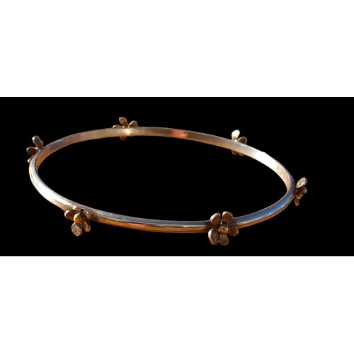 235 - A SILVER BANGLE SET WITH SILVER FLOWERS