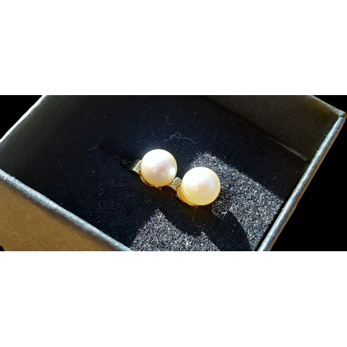 241 - A PAIR OF 9ct GOLD AND PEARL EARRINGS