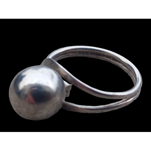 242 - A SILVER LARGE BALL ORNATE RING