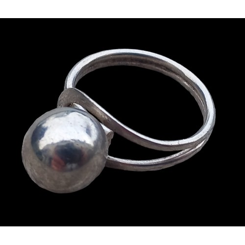 242 - A SILVER LARGE BALL ORNATE RING