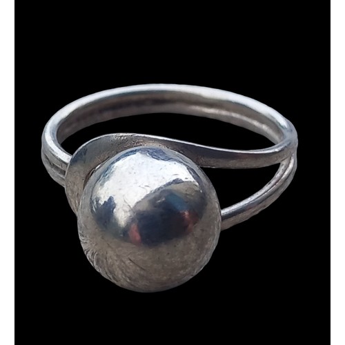 242 - A SILVER LARGE BALL ORNATE RING