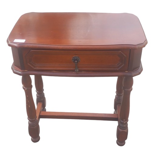 122 - A SINGLE DRAWER MAHOGANY SIDE TABLE