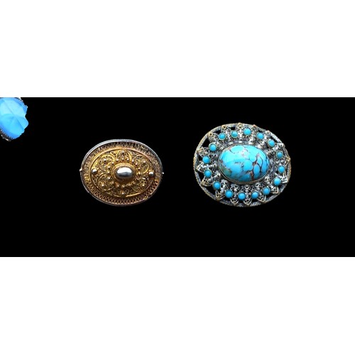 128 - A SELECTION OF TURQUOISE BROOCH AND OTHERS