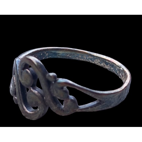 143 - A CELTIC STYLE SILVER RING