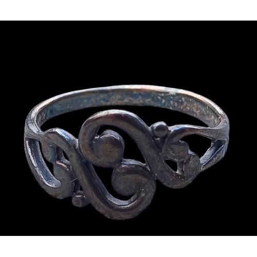 143 - A CELTIC STYLE SILVER RING