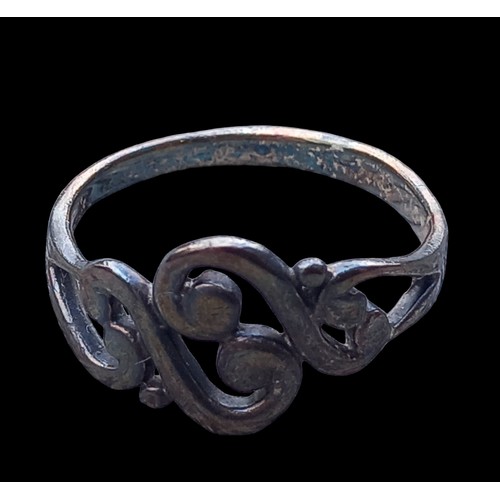 143 - A CELTIC STYLE SILVER RING