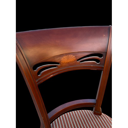 75 - A MAHOGANY CENTRE LEAF TABLE ON PEDESTAL BASE WITH 4 MATCHING CHAIRS (WITH SHELL MOTIF)