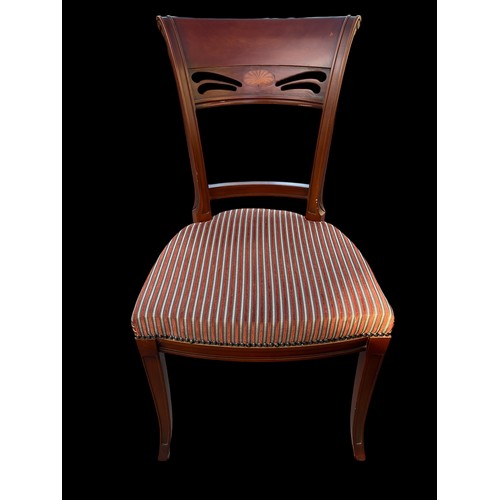 75 - A MAHOGANY CENTRE LEAF TABLE ON PEDESTAL BASE WITH 4 MATCHING CHAIRS (WITH SHELL MOTIF)