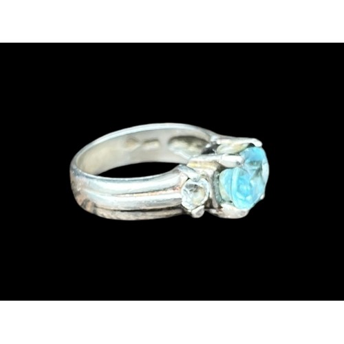 154 - A SILVER BLUE TOPAZ GEM SET RING