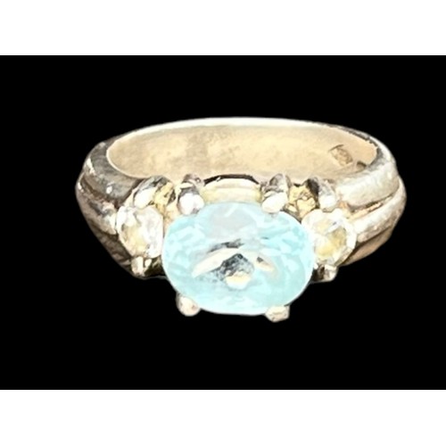 154 - A SILVER BLUE TOPAZ GEM SET RING