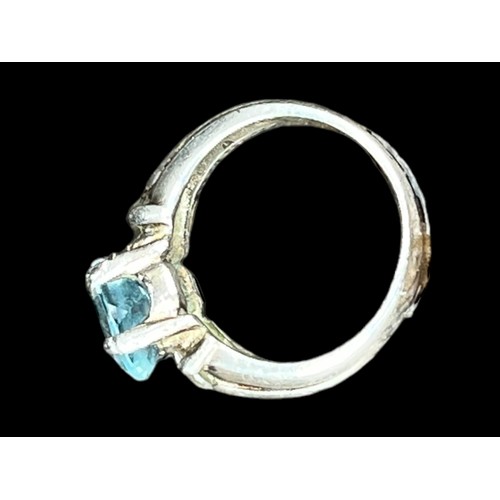 154 - A SILVER BLUE TOPAZ GEM SET RING