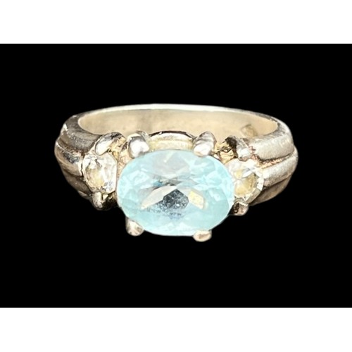 154 - A SILVER BLUE TOPAZ GEM SET RING