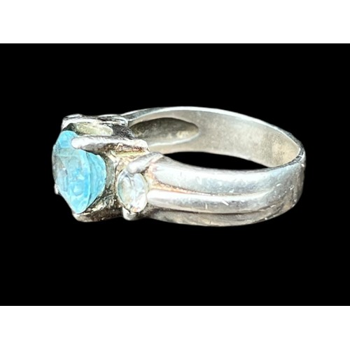 154 - A SILVER BLUE TOPAZ GEM SET RING