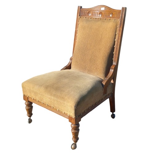 AN OAK FRAMED EDWARDIAN LADIES CHAIR