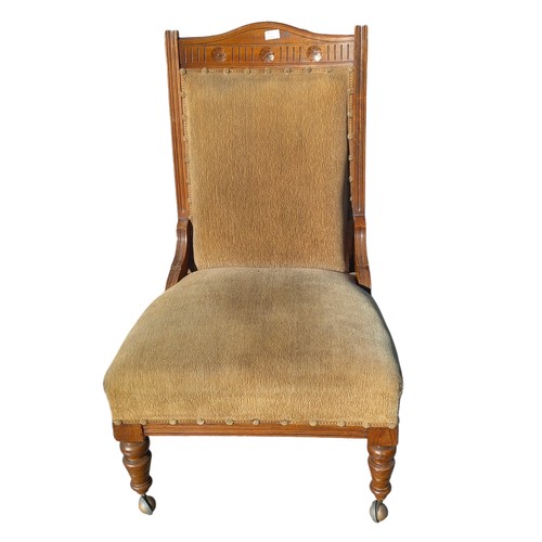AN OAK FRAMED EDWARDIAN LADIES CHAIR