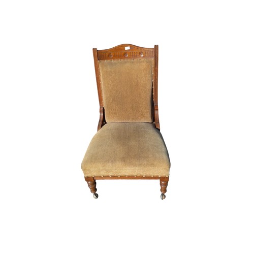 AN OAK FRAMED EDWARDIAN LADIES CHAIR