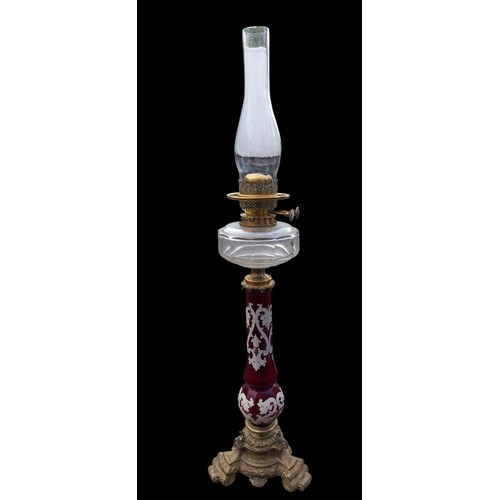 563 - A VICTORIAN HAND PAINTED RUBY GLASS PILLARED OIL LAMP WITH CLEAR GLASS BOWL DOUBL HINKS BURNER ON A ... 