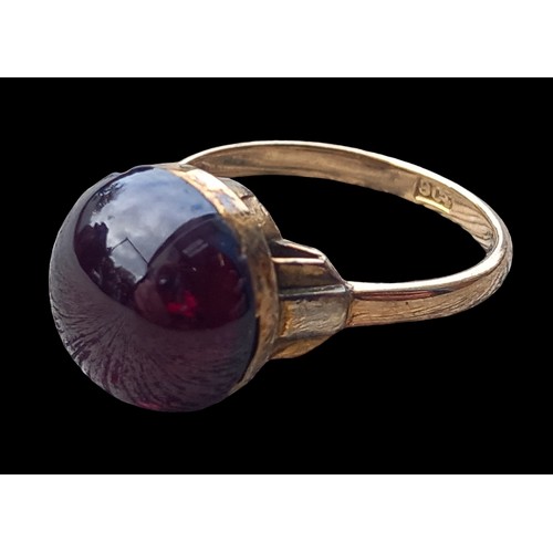 676 - A 9CT GOLD RING WITH A LARGE ROUND GARNET STONE