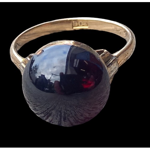 676 - A 9CT GOLD RING WITH A LARGE ROUND GARNET STONE