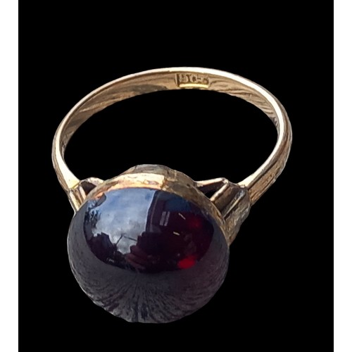 676 - A 9CT GOLD RING WITH A LARGE ROUND GARNET STONE