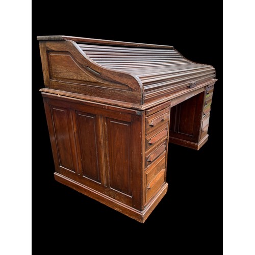 A BEAUTIFUL ANTIQUE OAK ROLL TOP DESK OF LARGE PROPORTIONS WITH DEEP