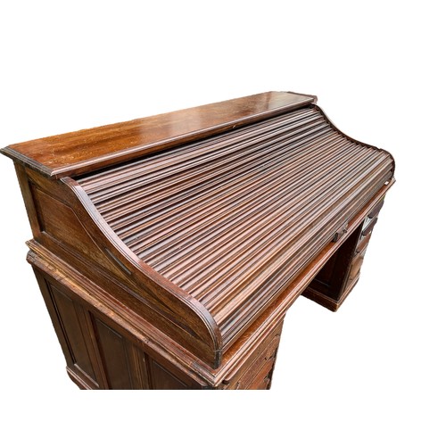 A BEAUTIFUL ANTIQUE OAK ROLL TOP DESK OF LARGE PROPORTIONS WITH DEEP