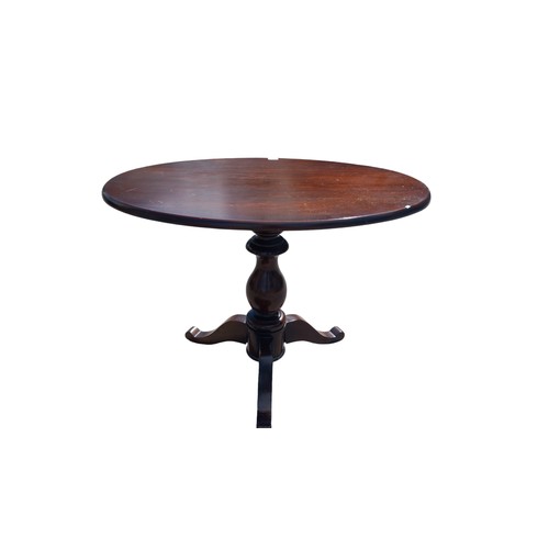 15 - AN OVAL MAHOGANY PEDESTAL TABLE ON A TRIPOD BASE