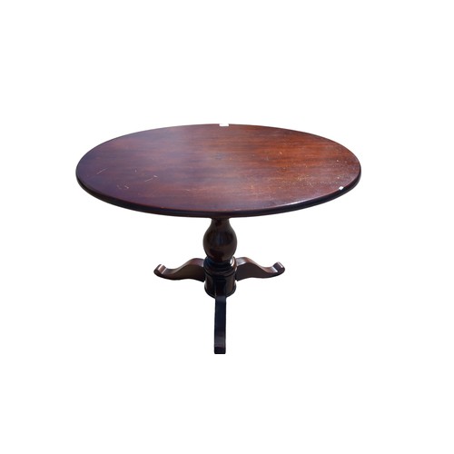 15 - AN OVAL MAHOGANY PEDESTAL TABLE ON A TRIPOD BASE