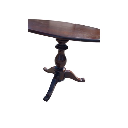 15 - AN OVAL MAHOGANY PEDESTAL TABLE ON A TRIPOD BASE