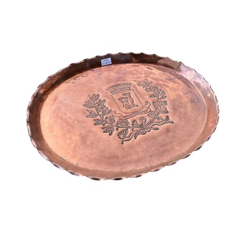 77 - A LARGE COPPER PIE CRUSTED TRAY DISPLAYING A CREST