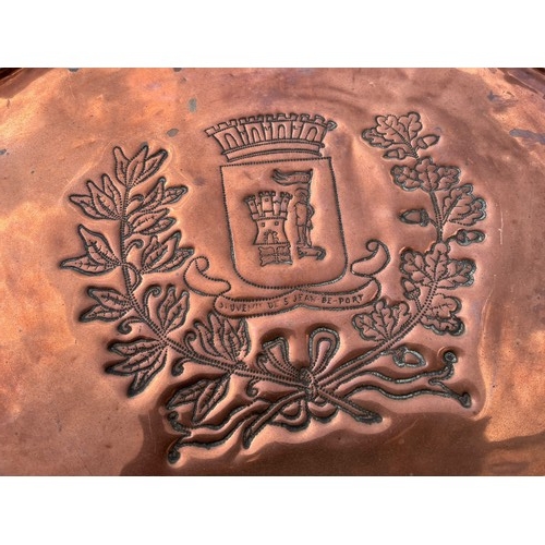 77 - A LARGE COPPER PIE CRUSTED TRAY DISPLAYING A CREST