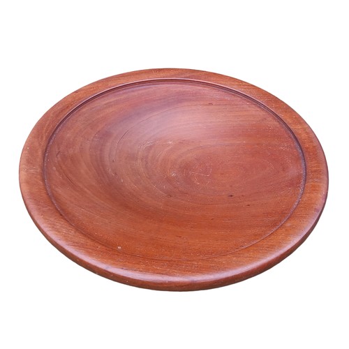 115 - A HEAVY WOODEN PLATE/CENTRE PIECE