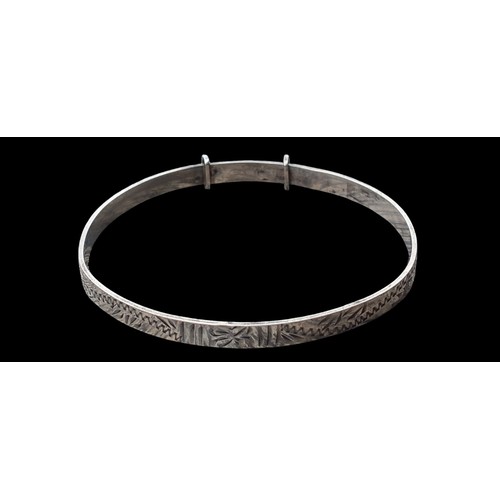 170 - AN ORNATE SILVER EXPANDING BANGLE ENGRAVED