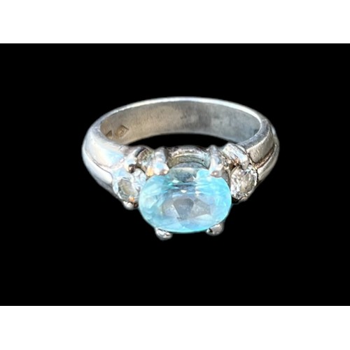 173 - A SILVER BLUE TOPAZ GEM SET RING